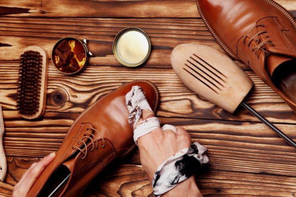 shoes polishing